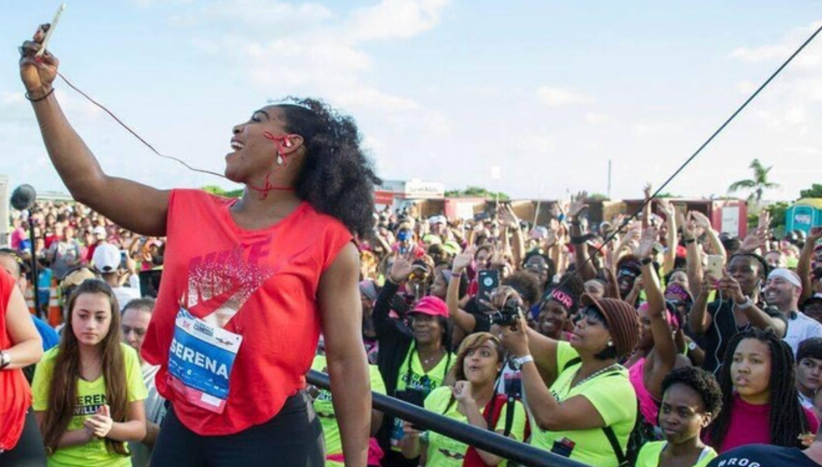 Serena Williams speaking to runners at the Live Ultimate Run